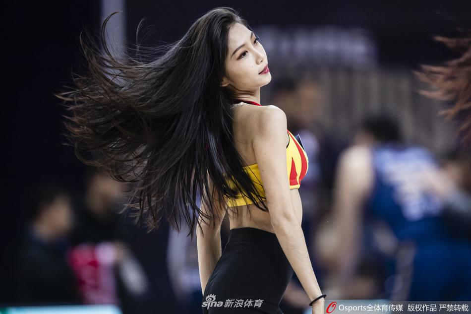 表演结束后,全体啦啦队员在场上排成一排向观众鞠躬致意,她们的笑脸与汗水交织,为这个夜晚的精彩对决画上了圆满的句号。