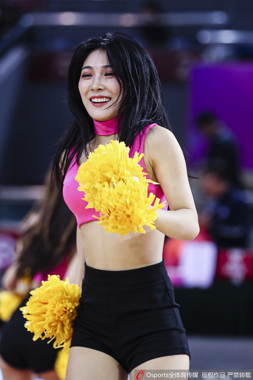 光影交错中，这位篮球宝贝的侧颜显得格外精致。她身体后仰，手臂舒展，姿态宛如一只优雅的天鹅。飘扬的长发和专注的神情，将妩媚与力量感结合得恰到好处，仿佛在诉说着一段无声的赛场故事。