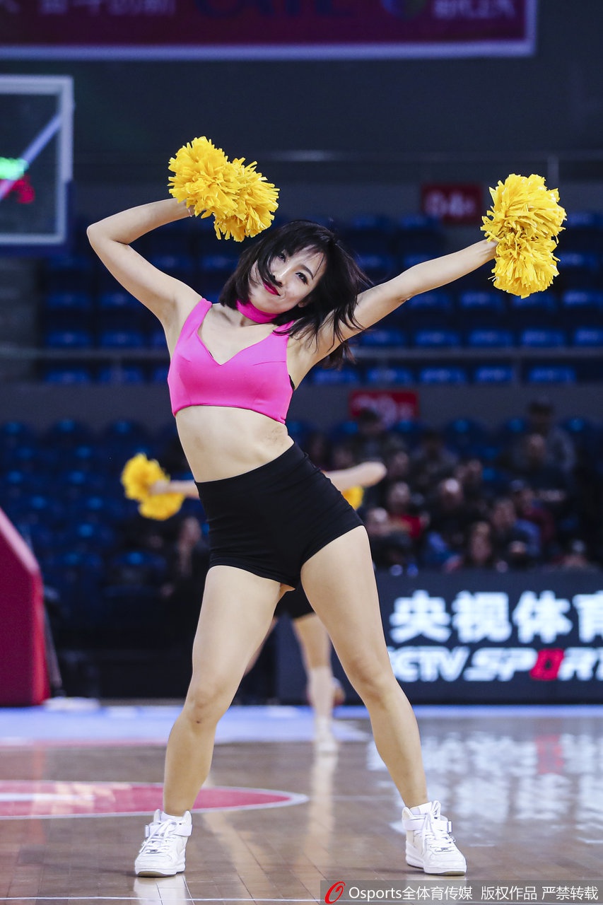 表演的高潮时刻，一位篮球宝贝高高跃起，身体在空中舒展开来，发丝和裙摆同时定格在飞扬的瞬间。她的脸上满是专注与投入，这一刻，她仿佛挣脱了地心引力，将所有的热情和能量毫无保留地释放在这个属于她的舞台中央。