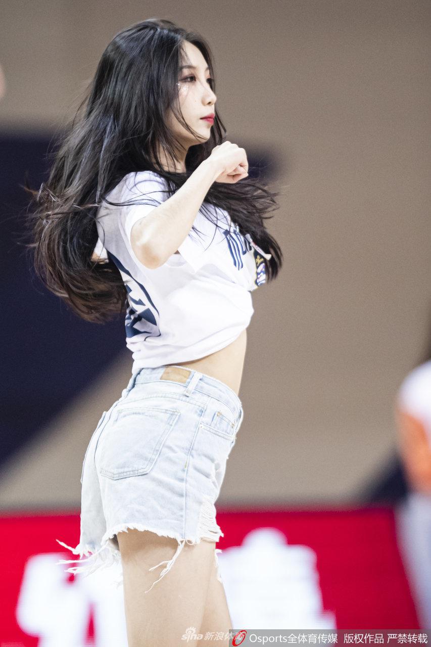 中场休息时,一位宝贝俯身与场边的小球迷击掌互动,甜美的微笑与亲切的动作,在小小年纪的孩子心中种下了热爱篮球的种子。