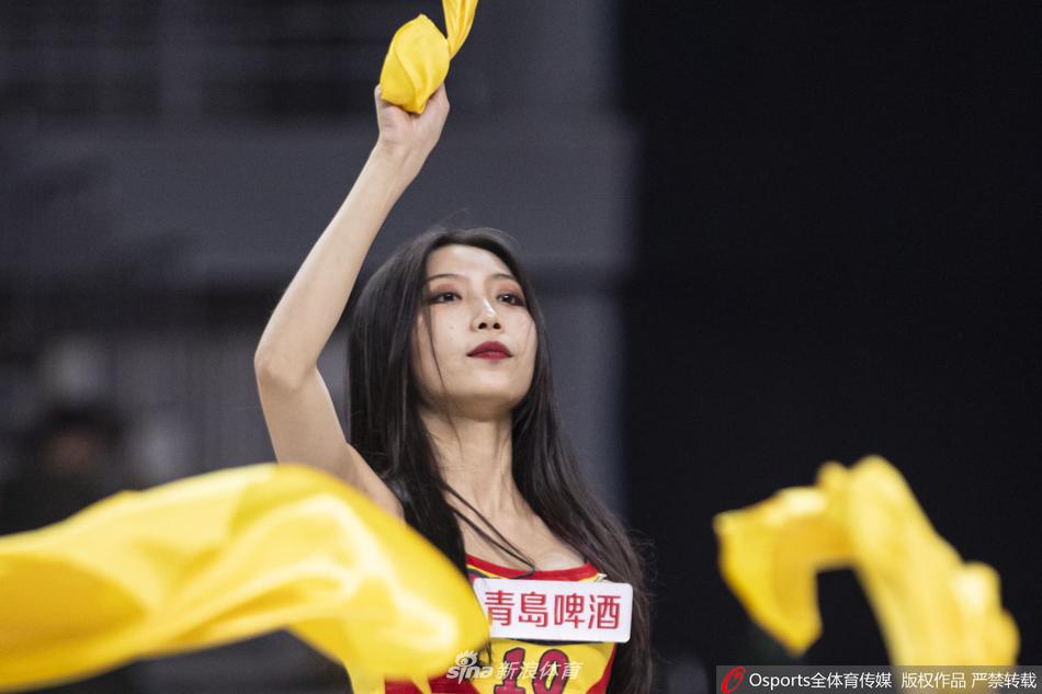 南京大圣啦啦队全员集结,她们身披经典战袍,在镜头前绽放出自信明媚的笑容,仿佛在说:‘主场,我们准备好了!’