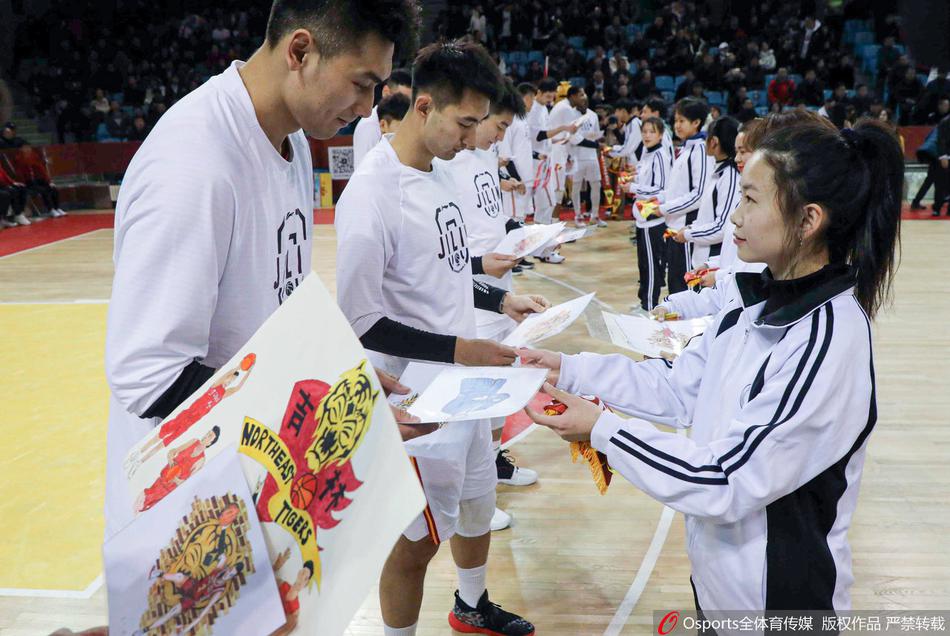 看台上的听障学生们目不转睛地盯着黄杉老师的手语，当老师比划出琼斯远投三分的手势时，孩子们的脸上瞬间绽放出灿烂的笑容，激动地挥舞着手中的加油棒。