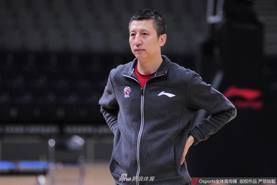 辽宁飞豹队的训练馆内，除了紧张的篮球拍打声，更多的是欢笑声。照片中，巴斯和赵继伟被球迷层层包围，他们手中的笔不停歇，为这个寒冷的冬日增添了一抹最温暖的辽篮色彩。