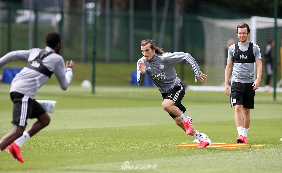 特写镜头中，门将舒梅切尔正在烈日下进行一次极限扑救。他的指尖几乎碰到了皮球，身后的球门在空旷的训练场上显得巨大而寂寞。这位经验丰富的丹麦门神，正用自己的方式守护着蓝狐重启后的最后一道防线。