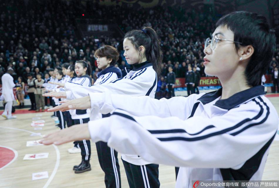 中场休息时，几位听障学生代表走进球场中央，他们面带微笑，耐心地向现场观众展示加油助威的手语动作，观众们也饶有兴致地模仿学习，场面十分温馨。