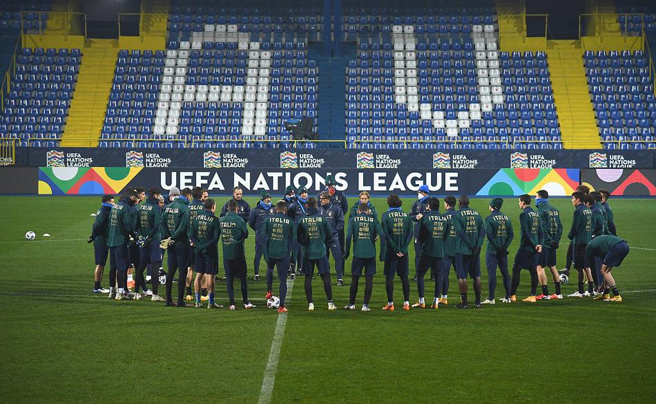 深秋寒风中，意大利队球员在泽尼察的训练场上进行赛前最后一练，他呼出的白气与专注的神情，仿佛已提前点燃了战火。