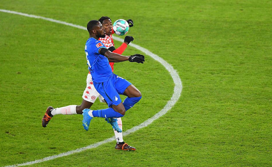 霍芬海姆球员盖格因背后铲球犯规被红牌罚下，他低头缓缓离场，场边的美因茨替补席则对判罚表示认可。