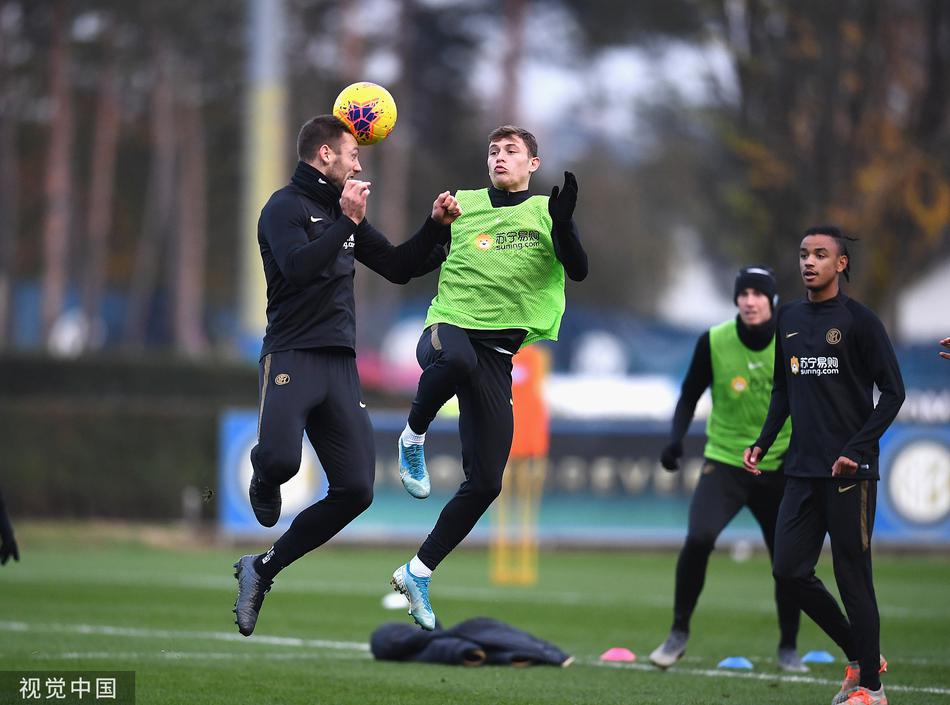 孔蒂在场边目光如炬，双手叉腰，仿佛要将战术板上的精妙构思，瞬间烙印在每一位弟子心中