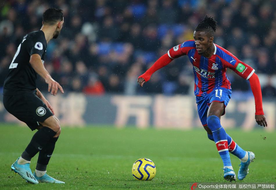 布莱顿前锋莫帕破门瞬间，他挥臂怒吼宣泄激情，身后是伦敦阴冷夜空下数万名黯然失色的水晶宫拥趸