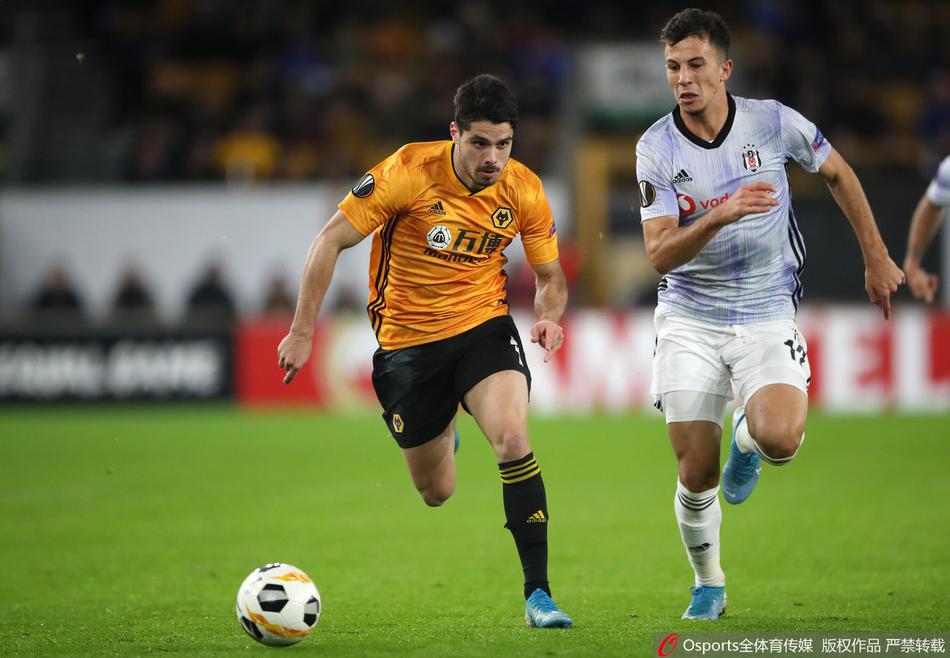 完成帽子戏法后的若塔怀抱比赛用球，脸上洋溢着灿烂的笑容，队友们围绕身旁，共同庆祝这个属于他的神奇夜晚。