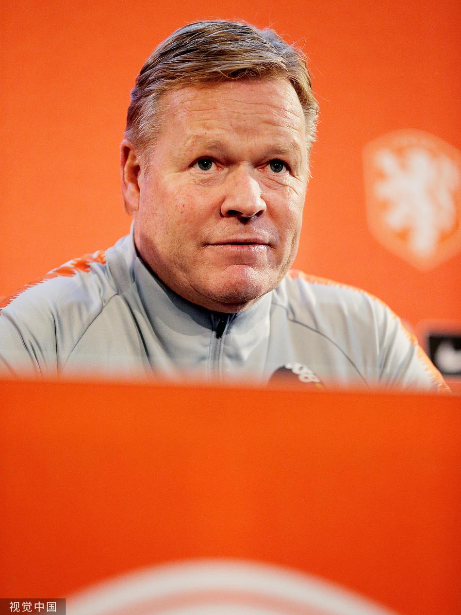 荷兰队长范戴克在训练中神情专注，坚毅的眼神仿佛在审视着每一寸草皮，他高大的身影是橙衣军团最稳固的防线基石。