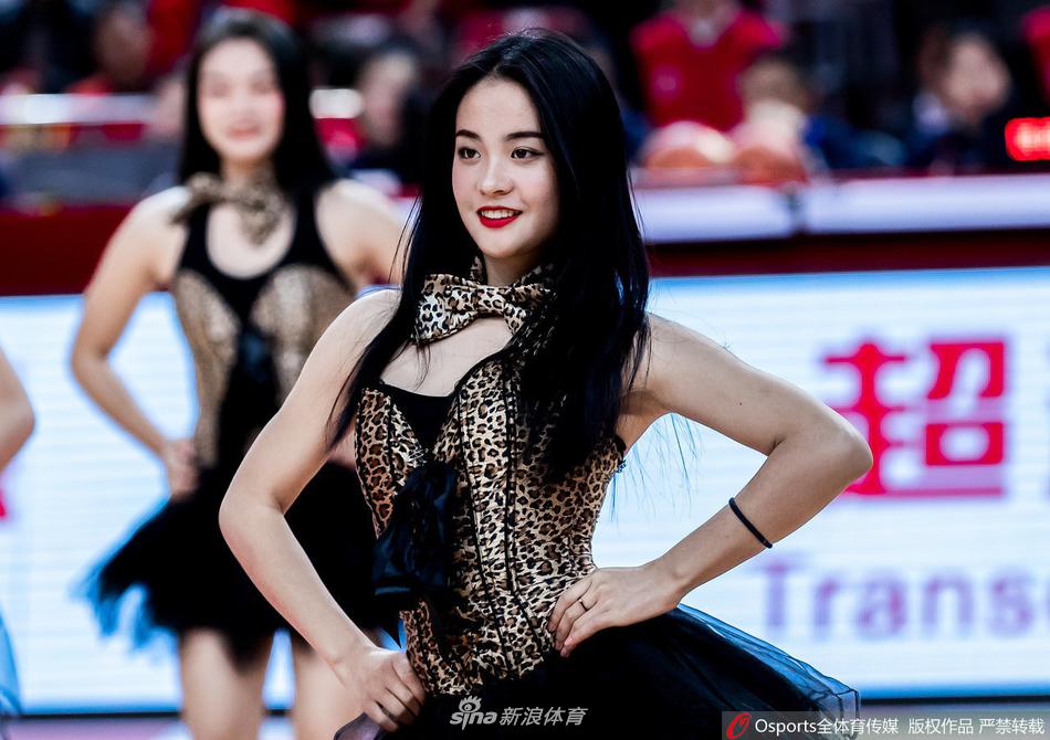 在耀眼的聚光灯下，两位篮球宝贝摆出富有张力的ending pose，她们一高一低，身姿挺拔，服装上的亮片闪烁着璀璨光芒，将赛场变成了华丽的舞台。