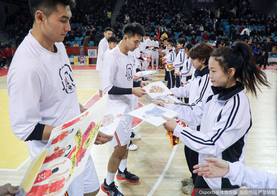 吉林队外援琼斯持球快速突破，面对南京队两人的包夹防守，他眼神坚毅，高高跃起，准备上演一次势在必得的强行上篮。