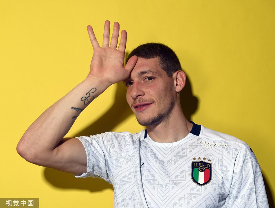 全体队员在写真中排排坐，氛围轻松融洽，这支平民化的意大利队正以团结和青春的名义，向欧洲杯冠军发起冲击