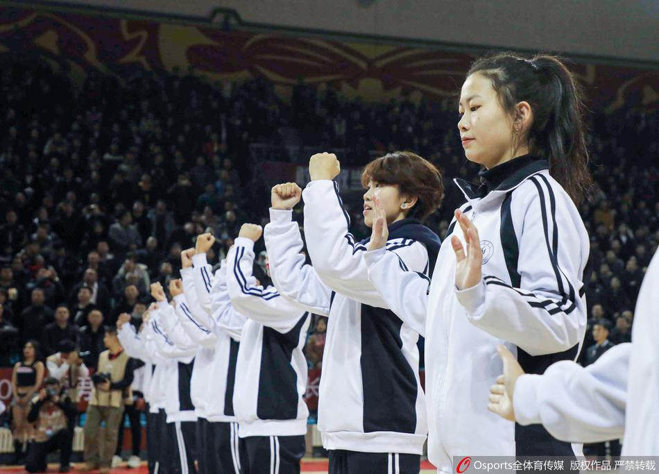比赛结束后，吉林东北虎队的球员们手拉手向看台上的听障学生方阵鞠躬致意，感谢他们无声却最有力的支持，现场掌声雷动。