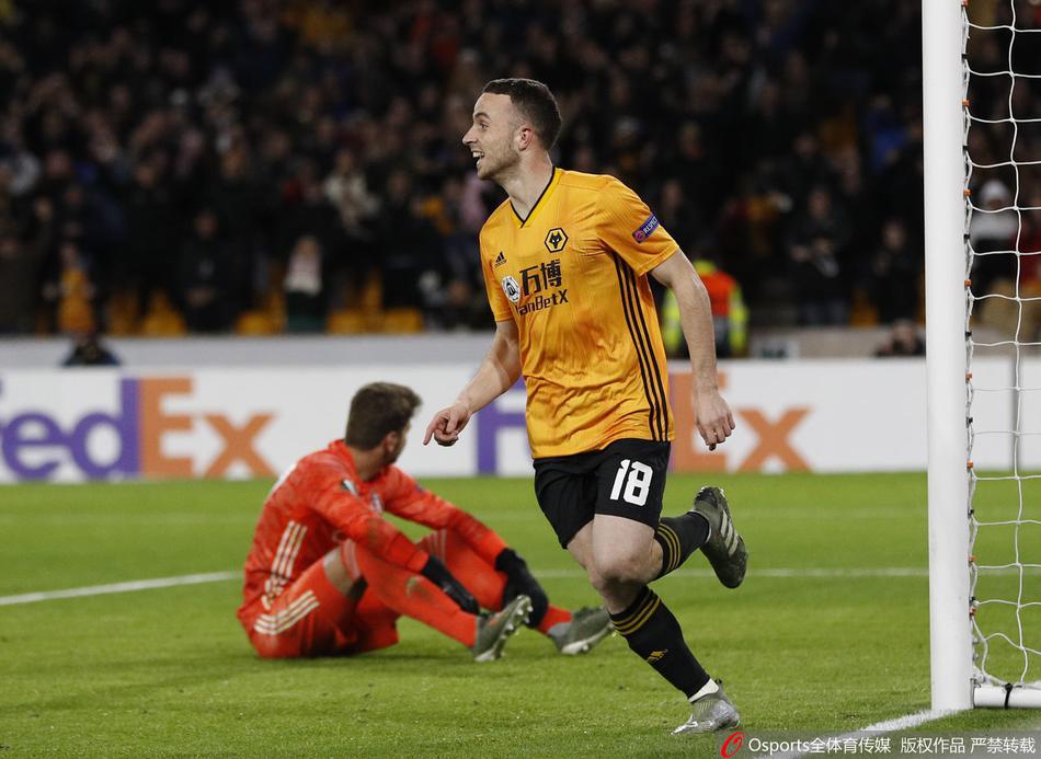 若塔高高跃起头球破门，电光石火间为狼队打破场上僵局，莫利纽球场瞬间沸腾。