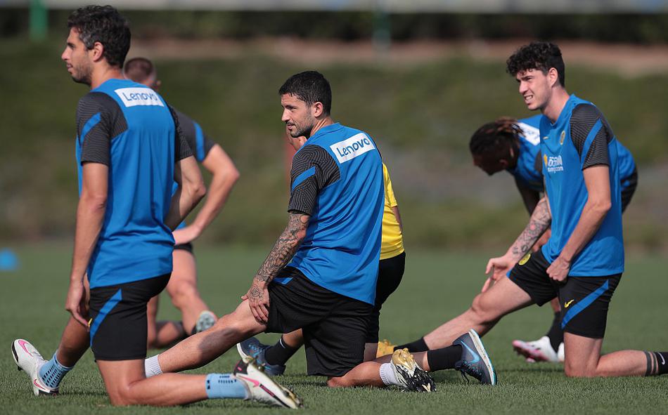 训练结束后，几名球员主动加练任意球，皮球划出美妙弧线钻入网窝的瞬间，仿佛预示着新赛季美好的前景