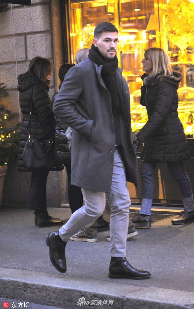 罗马尼奥利在街角驻足，光影交错中他的侧脸轮廓分明，仿佛在品味米兰这座城市独特的韵味。