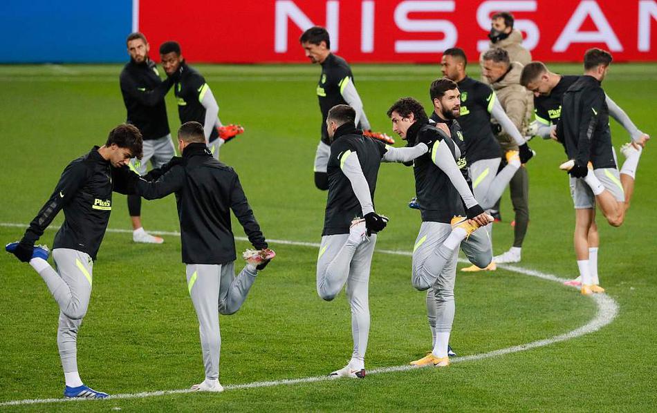 西蒙尼的助手在场边摆放战术圆盘，这群静默的道具仿佛预示着对手严密的防线，等待着马竞将士用精准的传递和犀利的跑动去瓦解。