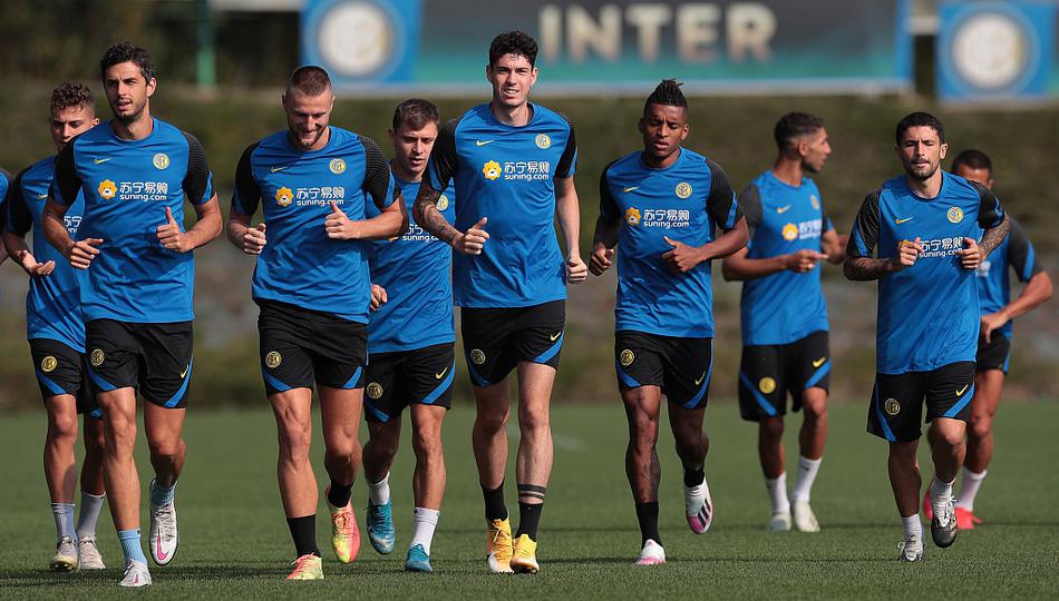 训练课结束前，全队围成一圈听孔蒂做最后总结，夕阳的余晖洒在球员们坚毅的背影上，团结的氛围令人动容