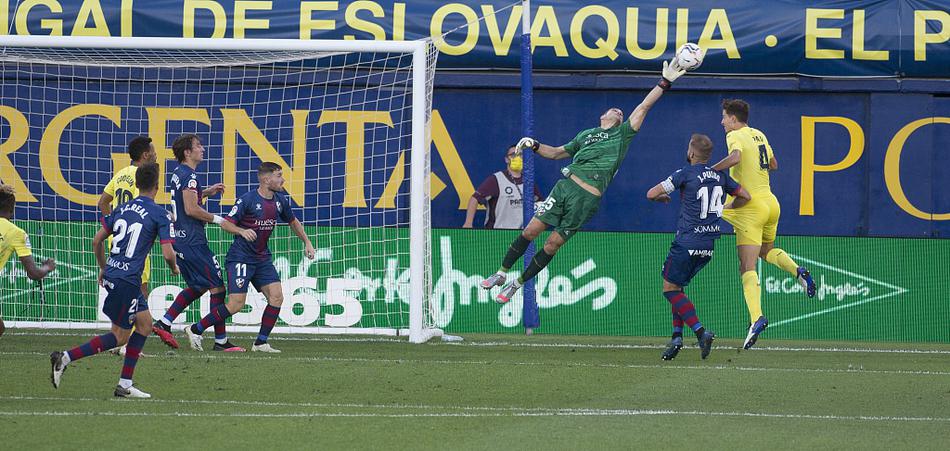 比利亚雷亚尔头号射手赫拉德·莫雷诺主罚点球瞬间，他神情专注，一脚命中将比分扳为1-1平