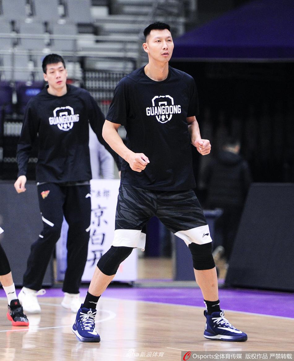 赵睿弯腰系紧鞋带，眼神坚定地望向训练场另一端，准备投入到对抗训练中。