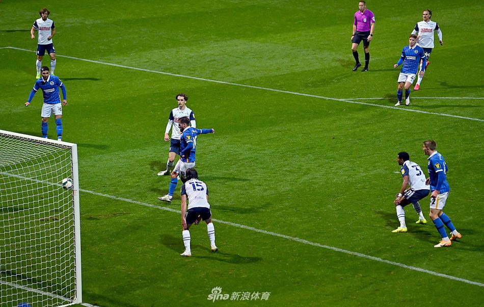 亚历克西斯-麦克阿利斯特在英联杯破门后握拳奔跑，享受着属于他的高光时刻