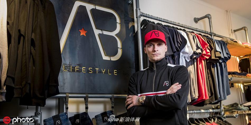 布特纳与当地团队交流拍摄细节，展现他对品牌每一环节的用心。