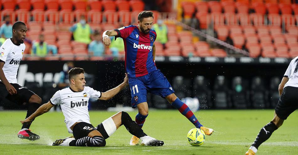 加布里埃尔·保利斯塔在人群中如雄鹰般跃起，一记势大力沉的头槌攻门，皮球划出一道强劲的弧线直窜网窝，瞬间点燃了梅斯塔利亚的激情。