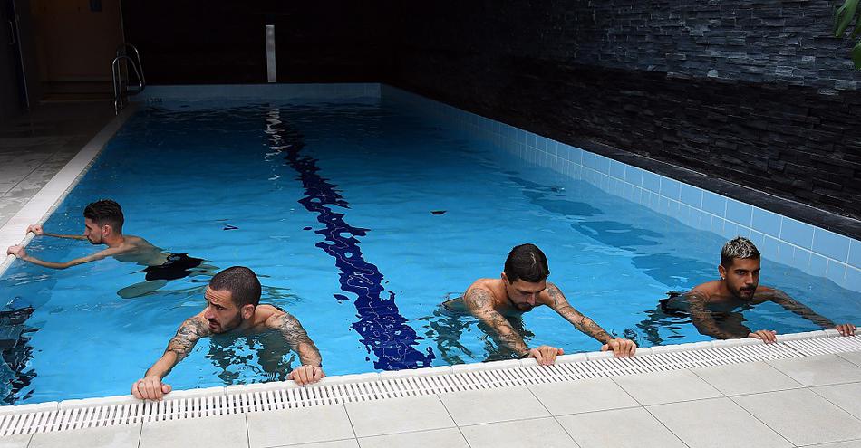 意大利全队训练氛围融洽，曼奇尼运筹帷幄，蓝衣军团团结一心挑战劲敌