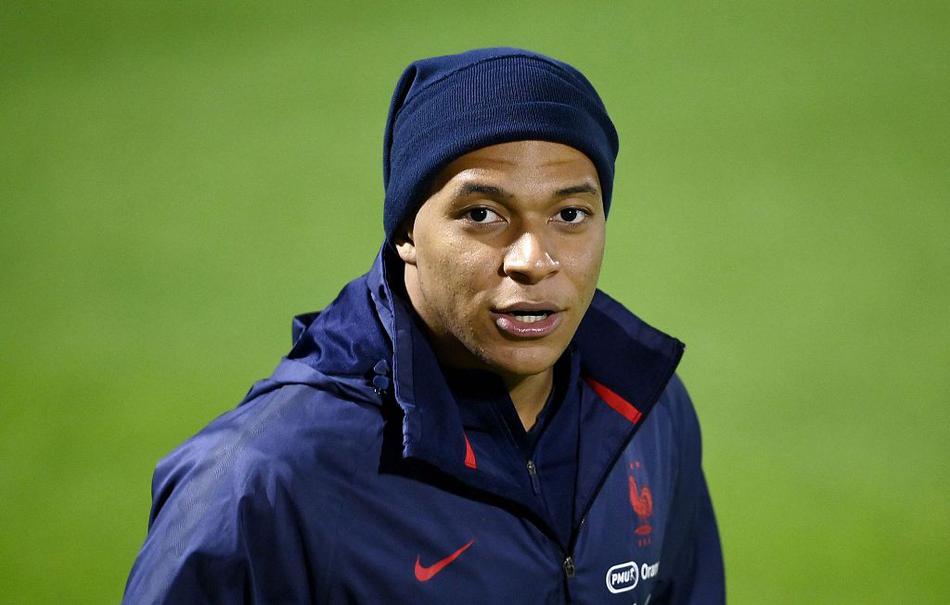 训练结束后，格列兹曼与博格巴并肩走向场边，两人边走边聊，神情放松，身后的训练场见证了他们的汗水和默契。