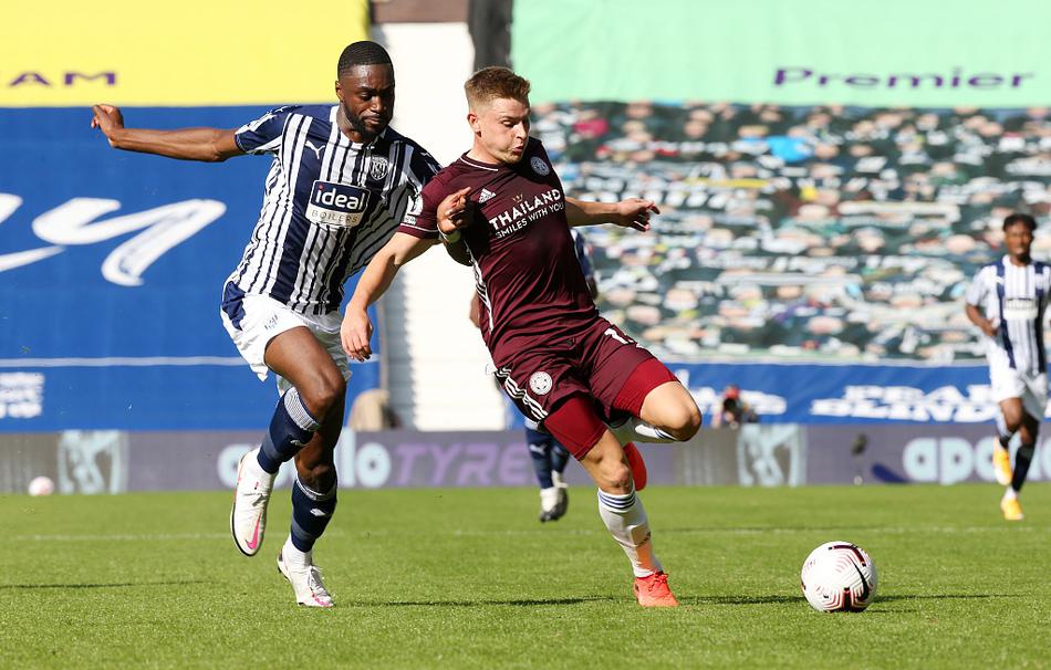 终场哨响，取胜功臣瓦尔迪走向场边，将球衣抛向看台，与远道而来的莱斯特城球迷分享新赛季首场胜利的喜悦与荣光。