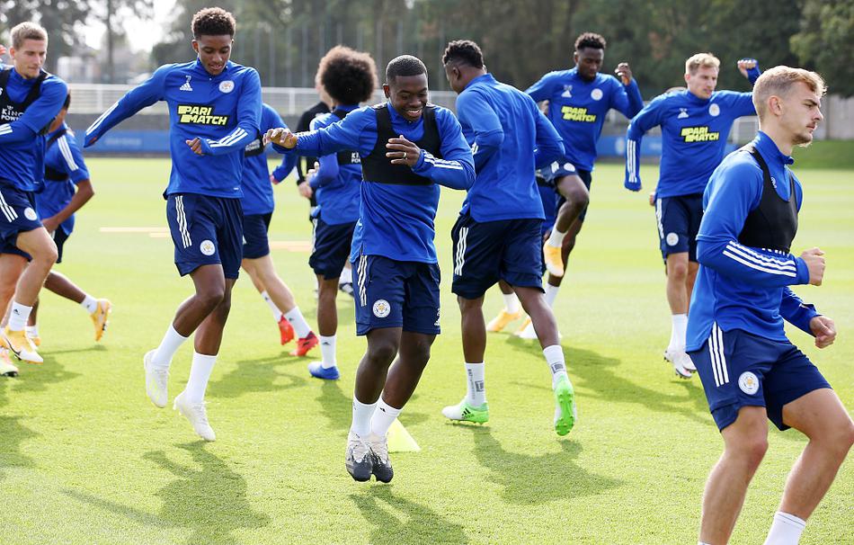 瓦尔迪在训练中目光如炬，他的每一次冲刺都仿佛在向对手的后防线提前发出警告。