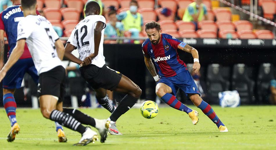 进球后的马克西·戈麦斯怒吼着狂奔，手指向为他送出精妙传球的队友，他的脸庞因激动而扭曲，汗水在空中飞舞，这是属于斗士的宣泄，也是蝙蝠军团不屈灵魂的缩影。