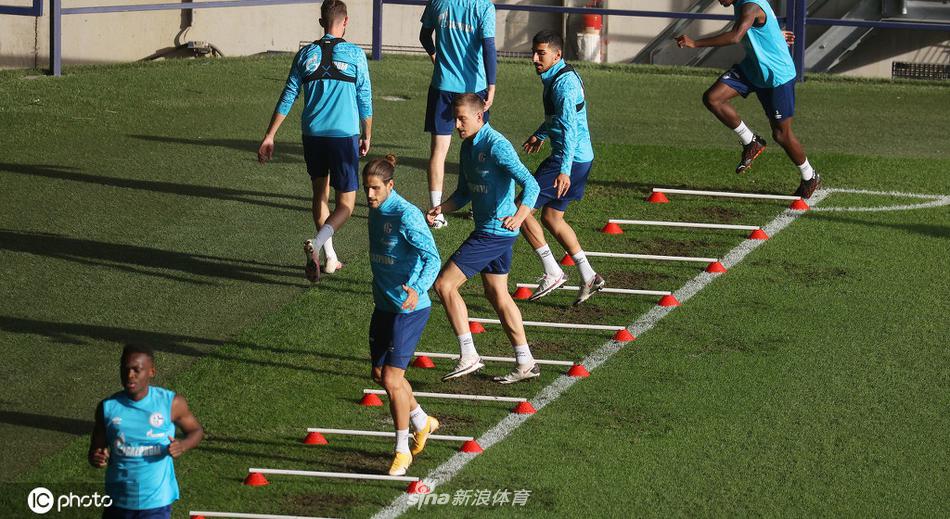 队长接力，传承无声 拉尔夫·费尔曼在训练中凝神接过来自队友的传球，他的目光如炬，仿佛要将整个球场的压力都吸纳于自己的手套之中，为身后年轻的防线筑起最后一道信念之墙。