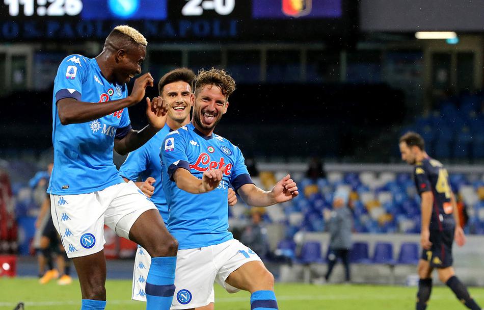 波兰中场泽林斯基在完成一次精妙配合后起脚劲射，皮如出膛炮弹般直窜网底，他的激情怒吼与队友奥斯梅恩的期待目光，共同定格了这一瞬间的精彩。