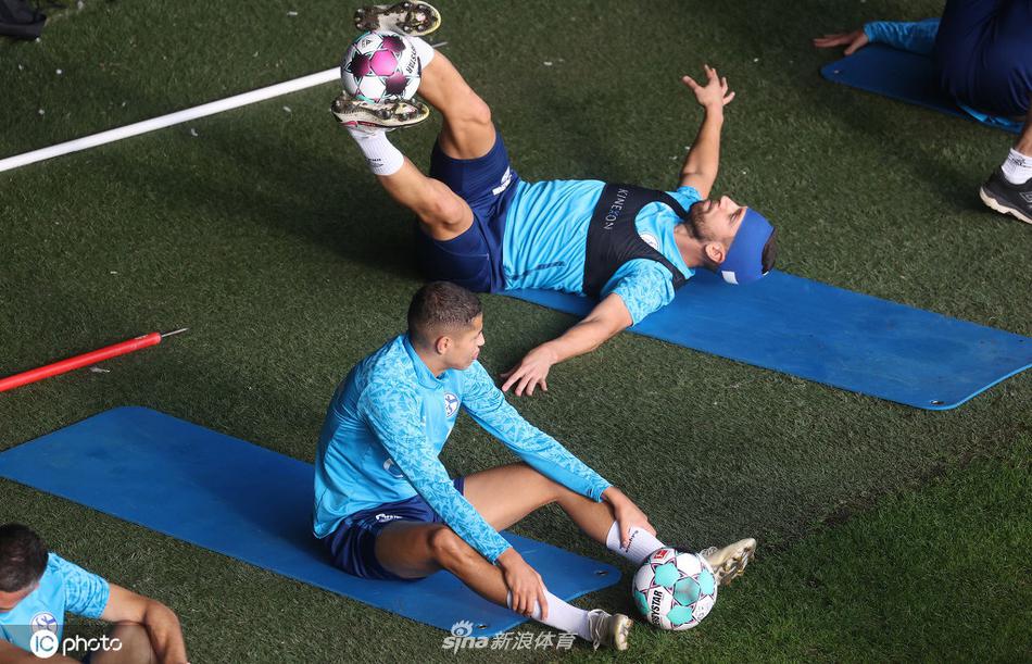 最后的部署 主教练双手比划，向球员面授机宜。在这个决定命运的节点，每一个战术细节都可能成为扭转乾坤的钥匙，教练组的焦虑与期望在这一刻化作无声的指令传递到草皮之上。