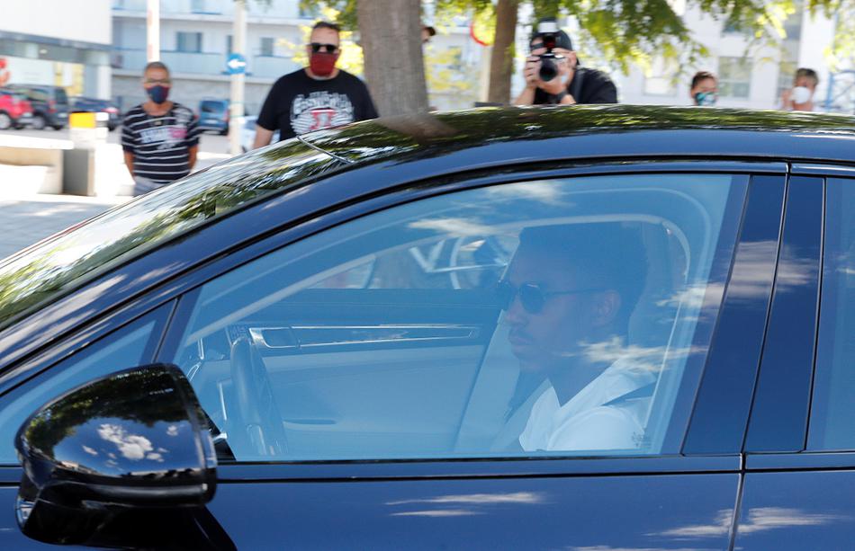 巴萨新帅科曼在场边指挥训练，他双手插兜，目光如炬，这位荷兰名宿在一片狼藉中接手球队，面对梅西缺席的困局，他的巴萨首秀从这堂没有核心的训练课悄然开始。