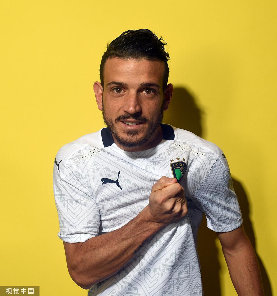 因西涅与队友在写真拍摄间隙交谈，作为那不勒斯核心的他，在曼奇尼体系中成为前场不可或缺的进攻发动机