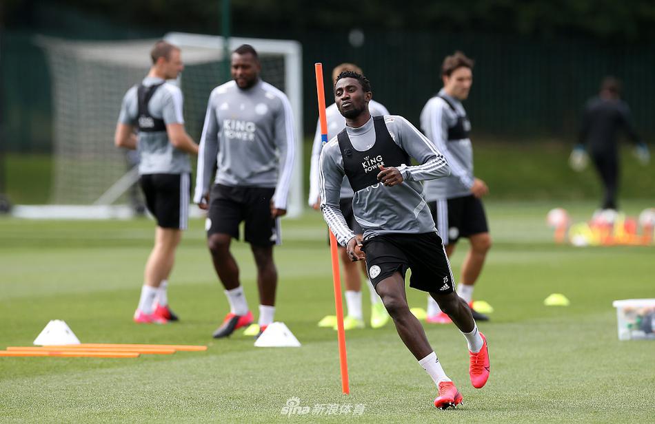 在教练组的高声指挥下，莱斯特城的防守球员正在演练区域盯人。队长袖标在阳光下格外醒目，他大声呼喝着队友移动，身后的年轻队员则目光坚毅，随时准备补位，这种老带新的传承在训练场上演着。