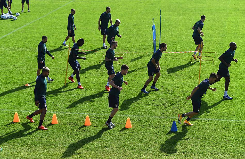 老将基耶利尼在训练中认真聆听曼奇尼的部署。这位36岁的老将眼神坚毅，他的回归不仅加固了防线，更是将那份流淌在意大利血液里的冠军DNA传递给身边的年轻队友，比如巴斯托尼。