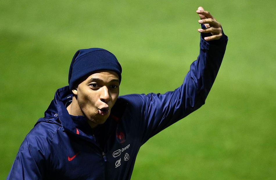 边后卫帕瓦尔在对抗赛中高速带球突破，眼神坚定，对手则紧紧贴身逼防，训练强度丝毫不亚于正式比赛。