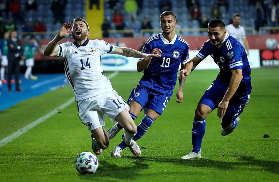 北爱尔兰门将皮科克-法雷尔在点球大战中飞身扑出皮球的瞬间，他伸展的身体与背后巨大的球门形成鲜明对比，成为了球队晋级的守护神