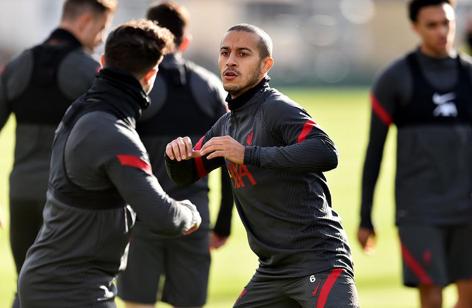 罗伯逊高速套边插上，与边锋完成二过一撞墙配合后，不停球直接起脚传中，足球划出一道美妙弧线。