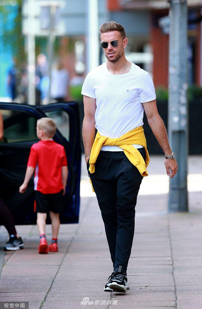 夺冠后的亨德森漫步于利物浦街头，周围的一切都沉浸在喜悦中，他用自己的方式，静静地感受着这份属于整座城市的荣耀与沸腾。