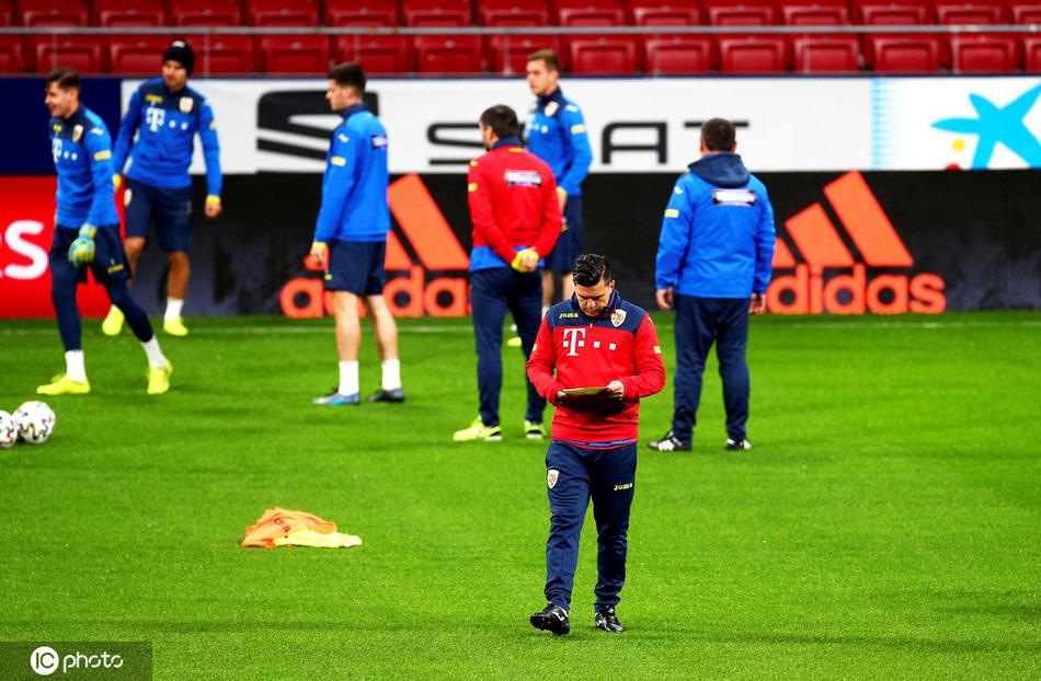 马德里晨光中，黄衫将士们围成一圈，队长挥舞着手臂进行最后动员，每个人的呼吸都凝成白雾，仿佛要将整个球场的斗志吸入胸膛。