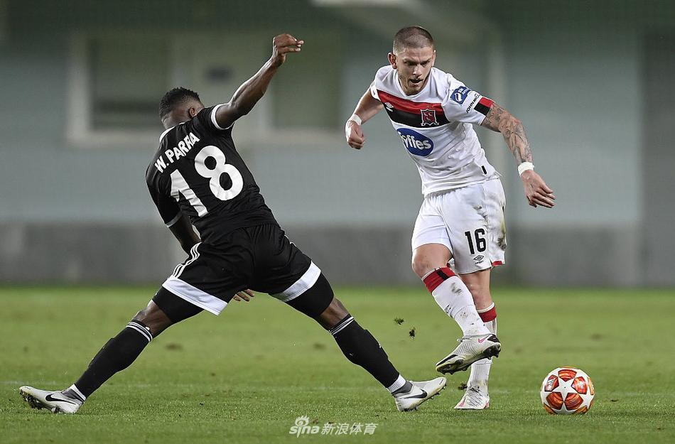 肖恩·穆雷高高跃起头球破门的瞬间，他的眼神紧盯着飞向球门的皮球，身后的谢里夫防守球员只能望球兴叹。