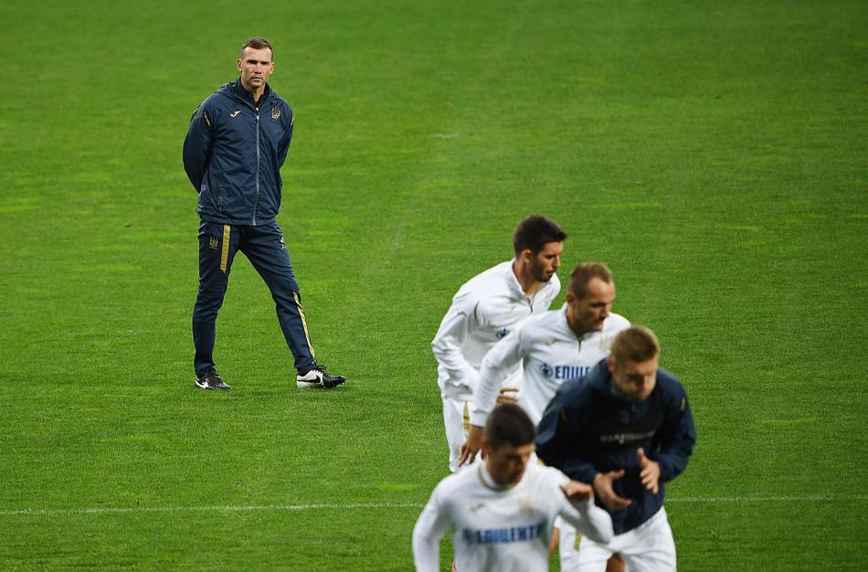 基辅秋日午后，乌克兰球员们正沿着训练场的跑道进行慢跑热身。他们排成一列，步伐沉稳，神情专注，空气中弥漫着大战前夕的宁静与紧张。