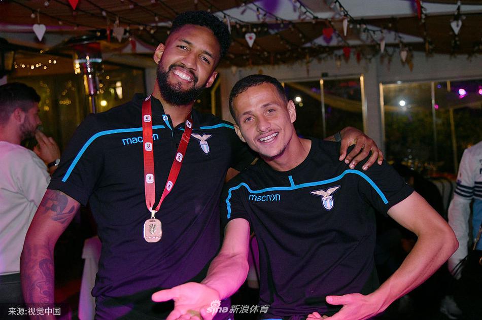 功臣米林科维奇在队友的簇拥下激情怒吼，他的绝杀头球不仅洞穿了对手球门，更轰开了通往冠军的大门。