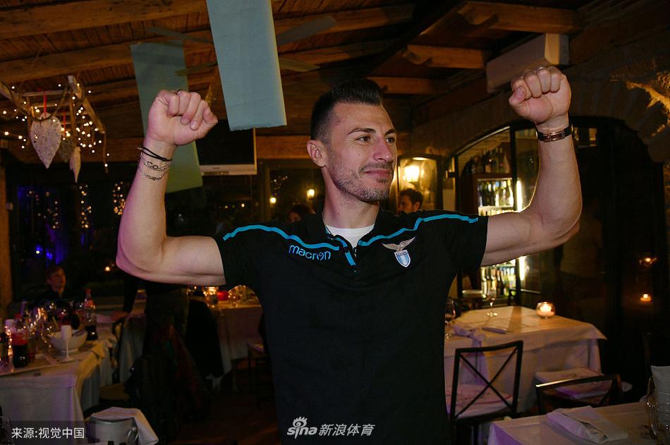 拉齐奥全队在领奖台上绽放笑容，金色的奖杯在灯光下熠熠生辉，这张合影定格了蓝鹰军团本赛季最辉煌的时刻。